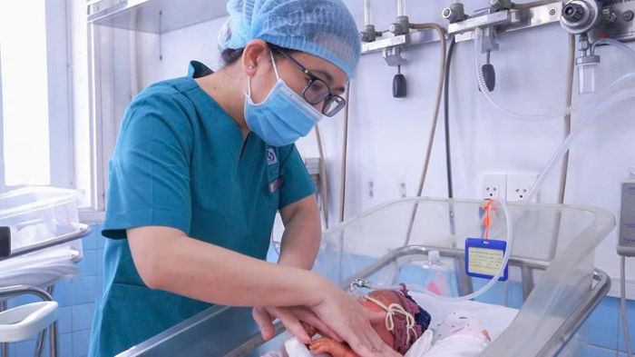 Trẻ được theo dõi chăm sóc tại Bệnh viện Nhân dân Gia Định. (Ảnh: CTV)