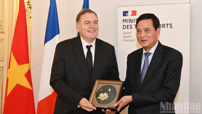 Thứ trưởng Bùi Xuân Dũng tặng quà lưu niệm cho Bộ trưởng Giao thông Pháp Philippe Tabarot. (Ảnh: TRUNG HƯNG)