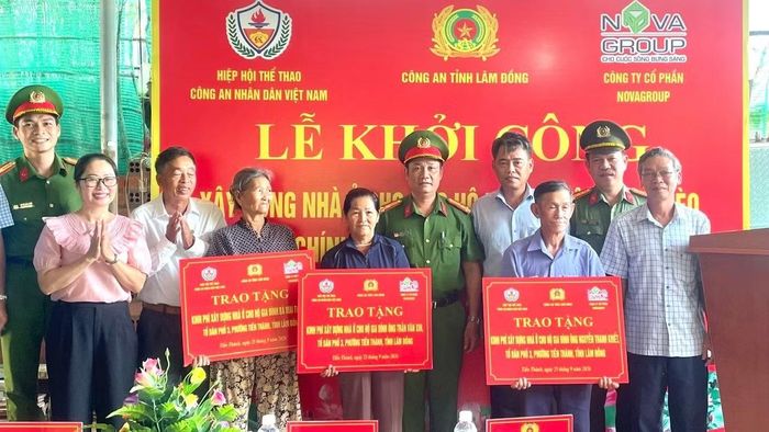 Lực lượng chức năng tặng quà cho các gia đình. (ẢNH: MINH TRÂM)