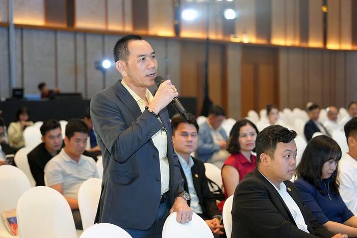 Các đại biểu đặt câu hỏi, kiến nghị những giải pháp phát triển kinh tế khu vực miền trung. (Ảnh: Trung ương Hội Doanh nhân trẻ Việt Nam cung cấp)