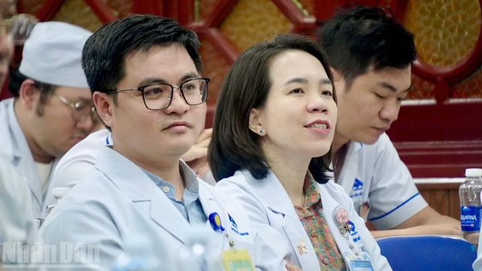 Cán bộ, nhân viên Bệnh viện Mắt Thành phố Hồ Chí Minh dự buổi ra mắt mô hình.