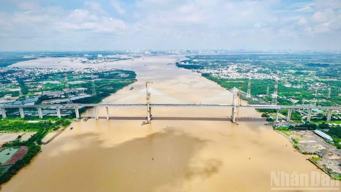 Cầu Phước Khánh bắc qua sông Lòng Tàu trên tuyến cao tốc Bến Lức-Long Thành. Cầu nối trực tiếp hai thành phố Đồng Nai và Thành phố Hồ Chí Minh.