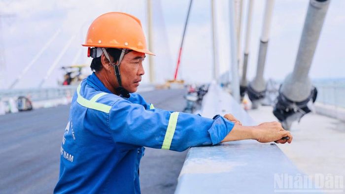 Công nhân kiểm tra hệ thống dây cáp trên cầu Phước Khánh.