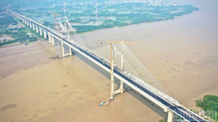 Do tĩnh không cao nên cầu Phước Khánh có đường dẫn bằng cầu cạn dài gần 3,1km.
