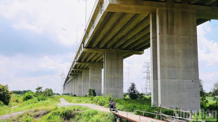 Chân cầu cạn phía bờ thành phố Đồng Nai.