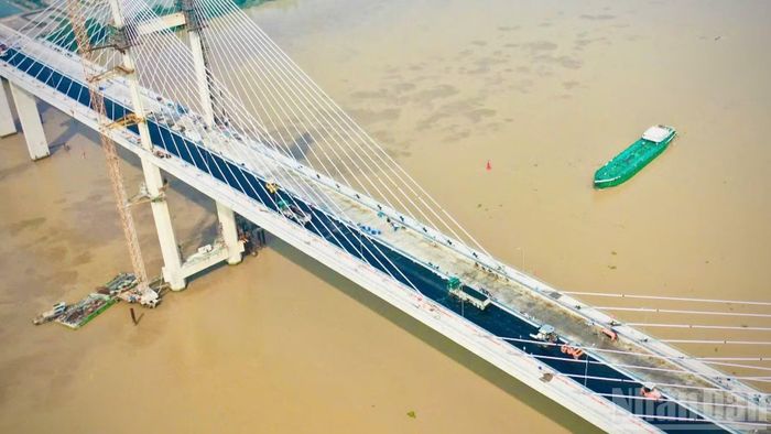 Cầu Phước Khánh có tĩnh không thông thuyền cao 55m, lớn nhất cả nước, cho tàu đến 30 nghìn tấn.