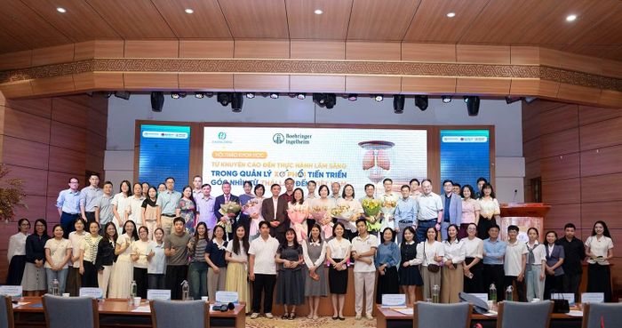 Các chuyên gia và các thầy thuốc tham gia hội thảo.