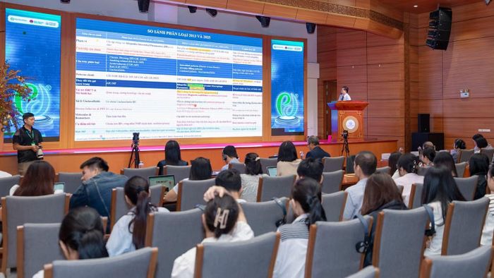 Chuyên gia chia sẻ tại hội thảo.