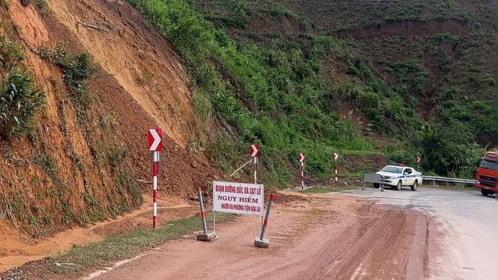 Tại Km35+500 Quốc lộ 26, đất và bùn từ đồi tràn xuống mặt đường khiến mặt đường trơn trượt, tiềm ẩn nguy cơ phương tiện mất lái, xảy ra tai nạn giao thông. (Ảnh: CTV)