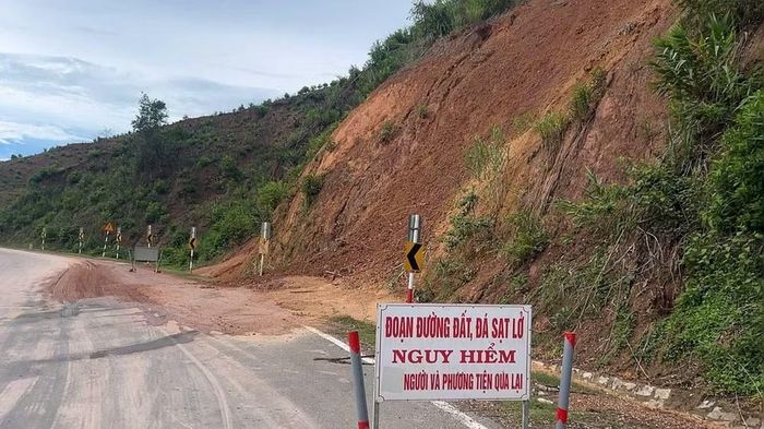 Đội Cảnh sát giao thông đường bộ số 2, Phòng Cảnh sát giao thông Công an tỉnh Đắk Lắk đặt bảng cảnh báo nguy cơ sạt lở đất tại Đèo Phượng Hoàng đoạn Quốc lộ 26 qua xã Ea Trang. (Ảnh: CTV)