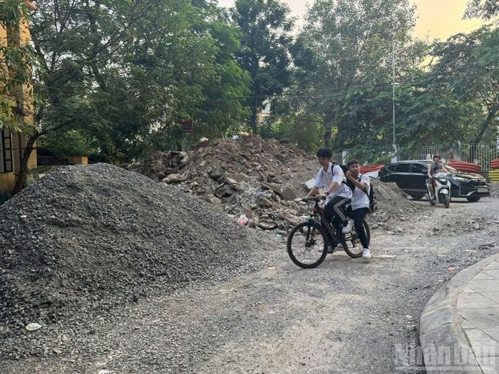Ông Vũ Văn Thuyết, Chỉ huy trưởng Công ty Cổ phần Đầu tư Xây dựng và Phát triển Hòa Tiến, đơn vị thi công gói thầu hạ tầng Đền Lừ I, cho biết khó khăn lớn nhất hiện nay nằm ở khâu đổ thải. Nhà thầu đã ký hợp đồng với bãi thải Toàn Cầu, song công suất tiếp nhận có giới hạn, khiến phương tiện phải chờ đợi. Bên cạnh đó, việc bãi thải ngừng tiếp nhận từ 1 đến 2 giờ đêm cũng làm các chuyến xe vận chuyển vào ban đêm ách tắc, dẫn đến tình trạng dồn ứ cục bộ tại một số vị trí.