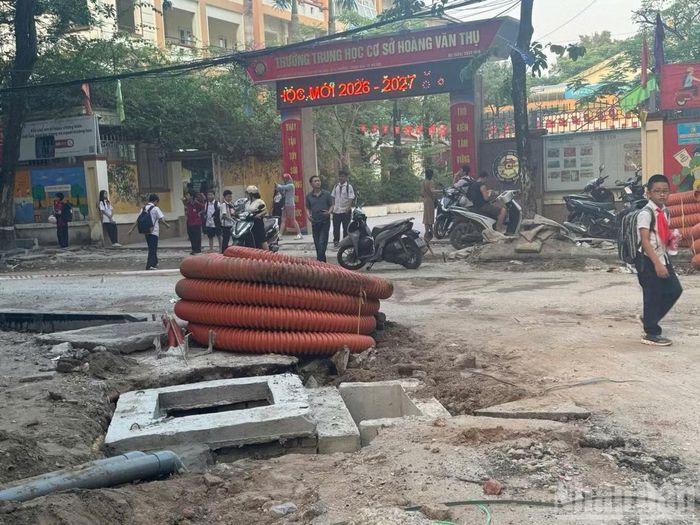 Trong quá trình thi công, một số bất cập về tổ chức công trường, vệ sinh môi trường và bảo đảm an toàn giao thông đang phát sinh, nhất là tại khu vực có trường học.