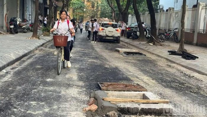 Phụ huynh học sinh lo ngại khi có nhiều nguy cơ mất an toàn giao thông quanh khu vực trường học tại dự án cải tạo khu đô thị Đền Lừ. Ảnh chụp chiều 25/9.
