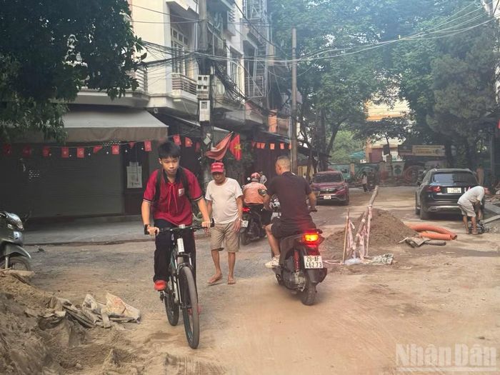 Hiện nay, bảo đảm an toàn giao thông tại những khu vực có mật độ người qua lại cao đang là vấn đề được người dân khu vực thi công dự án quan tâm.