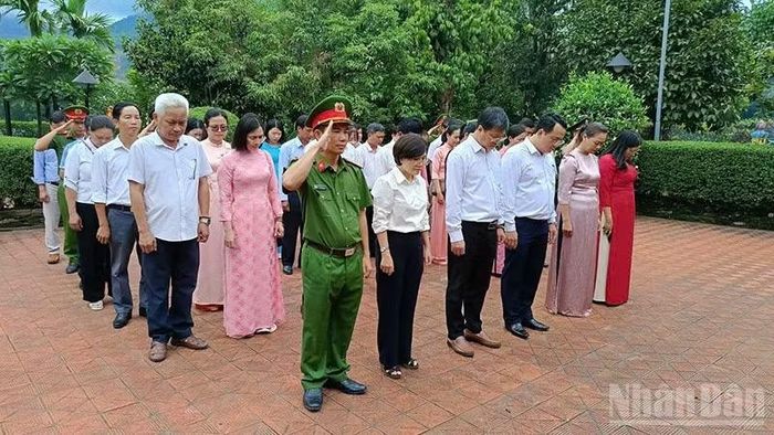 Đoàn cán bộ, đại biểu xã Thạnh Bình dành phút mặc niệm tưởng nhớ cụ Huỳnh Thúc Kháng tại Nhà lưu niệm cụ Huỳnh Thúc Kháng ở xã Thạnh Bình, thành phố Đà Nẵng. (Ảnh: TB)