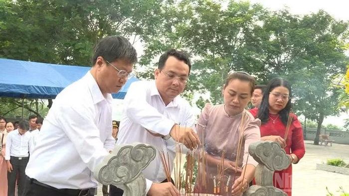 Lãnh đạo xã Thạnh Bình dâng hương viếng mộ Cụ Huỳnh Thúc Kháng tại phường Trương Quang Trọng, tỉnh Quảng Ngãi. (Ảnh: TB)