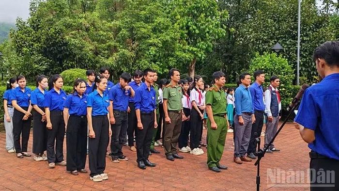 Tuổi trẻ Thạnh Bình thành kính dâng hương, tưởng niệm cụ Huỳnh Thúc Kháng tại Nhà lưu niệm cụ Huỳnh Thúc Kháng ở xã Thạnh Bình, thành phố Đà Nẵng. (Ảnh: TB)
