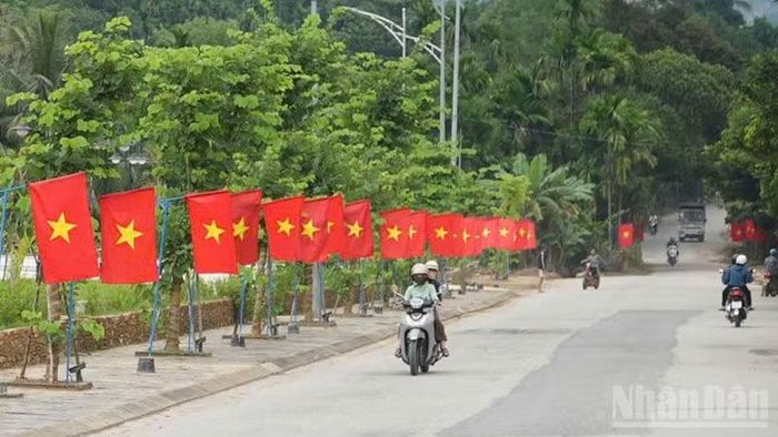 Tuyến đường quốc lộ 40B từ xã Tiên Phước đi Nhà Lưu niệm Cụ Huỳnh Thúc Kháng đã được trang trí cờ hoa rực rỡ. (Ảnh: HQ)