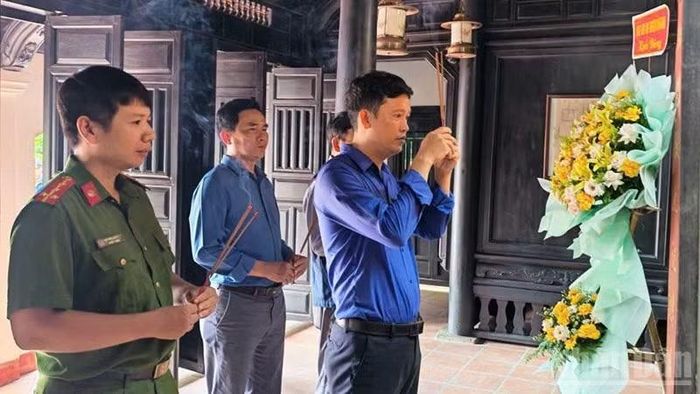 Đại diện tuổi trẻ Thạnh Bình dâng hương tại Nhà lưu niệm cụ Huỳnh Thúc Kháng. (Ảnh: TB)