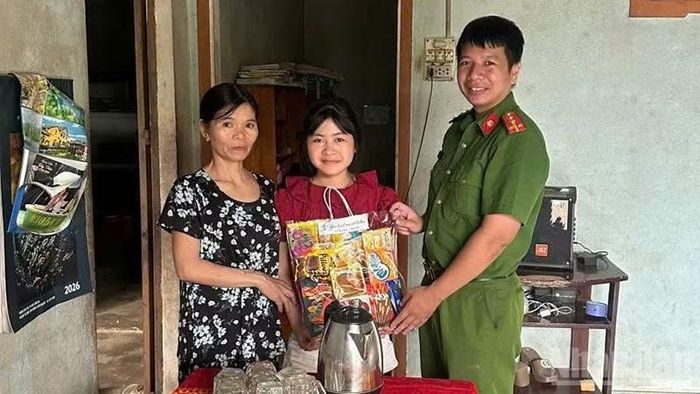 Chi đoàn Công an xã Thạnh Bình thăm hỏi, trao tặng quà các em thiếu nhi có hoàn cảnh khó khăn. (Ảnh: TB)