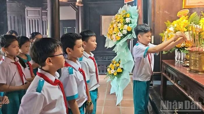 Các em thanh thiếu nhi thành kính dâng hương, tưởng niệm, bày tỏ lòng tri ân đối với những cống hiến của cụ Huỳnh Thúc Kháng. (Ảnh: TB)