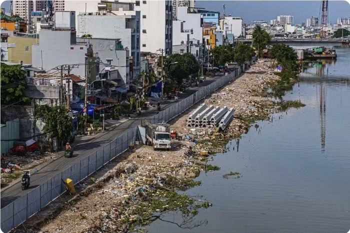 Dự án chỉnh trang bờ bắc Kênh Đôi đang được triển khai thi công khẩn trương. (Ảnh: QUANG QUÝ)