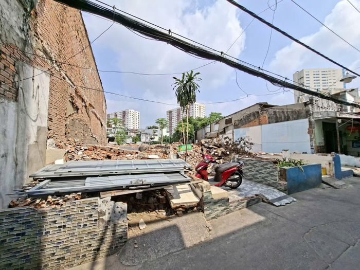 Người dân bàn giao mặt bằng để triển khai dự án cải tạo Rạch Xuyên Tâm. (Ảnh: QUANG QUÝ)