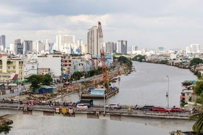 Kênh Đôi đang được chỉnh trang tạo cảnh quan và văn minh đô thị. (Ảnh: QUANG QUÝ)