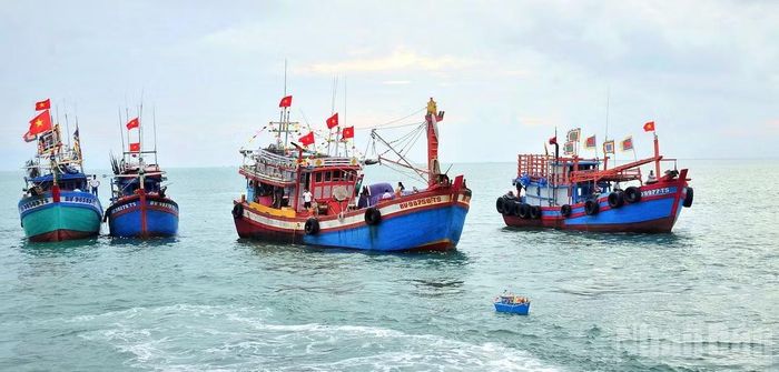 Thả mô hình chiếc ghe trên biển trong lễ cúng tế, rước linh vị.