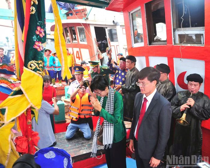 Lãnh đạo phường Vũng Tàu vái, thắp hương thực hiện lễ cúng tế trên ghe.