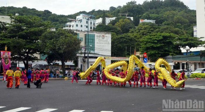 Múa lân trên đường rước linh vị.