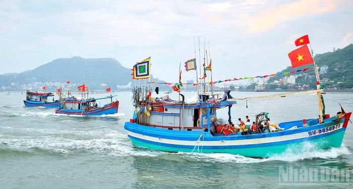 Đoàn ghe rước linh vị Cá Ông Nam Hải đi từ Bãi Trước ra Bãi Sau. (Ảnh: LÊ ĐÌNH THÌN)