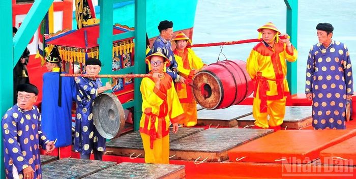 Đánh trống, đánh chiêng trên ghe trong khi thực hiện lễ cúng tế, rước linh vị.