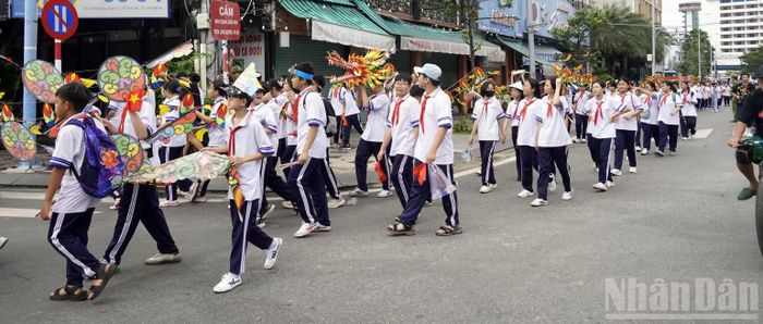 Học sinh tham gia lễ rước linh vị trên đường bộ.