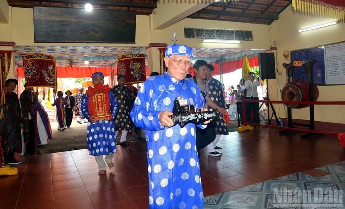 Rước linh vị vào Đình thần Thắng Tam-nơi có tục thờ Cá Ông Nam Hải.