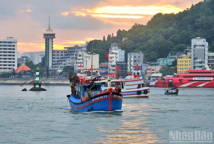 Một chiếc ghe đi thực hiện nghi lễ rước linh vị Cá Ông Nam Hải.