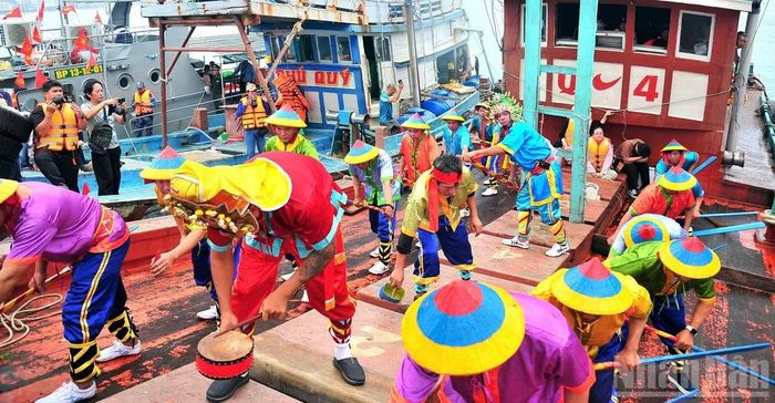 Hoạt cảnh chèo thuyền trên ghe trong lễ cúng tế, rước linh vị.