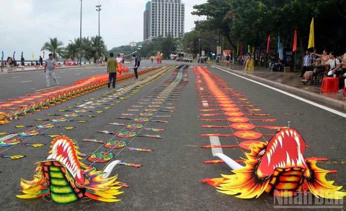 Diều cầm tay chuẩn bị cho nghi lễ rước linh vị Cá Ông Nam Hải.