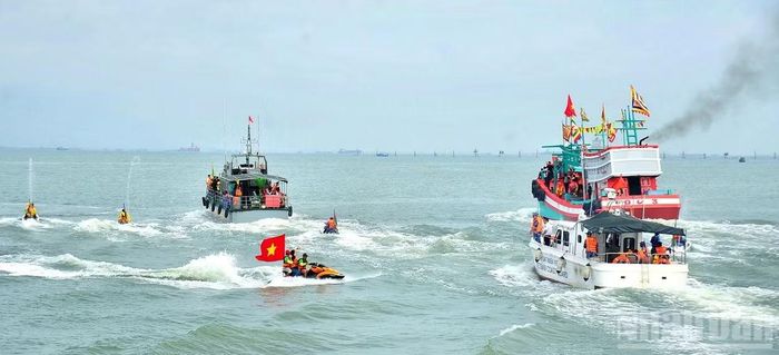 Đi cùng đoàn rước linh vị Cá Ông Nam Hải là ca-nô nước, tàu cảnh sát biển, tàu biên phòng làm nhiệm vụ bảo vệ, ứng phó khi có sự cố khẩn cấp.