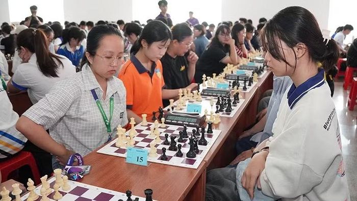 Học sinh, sinh viên tham gia thi đấu cờ vua tại ngày hội.