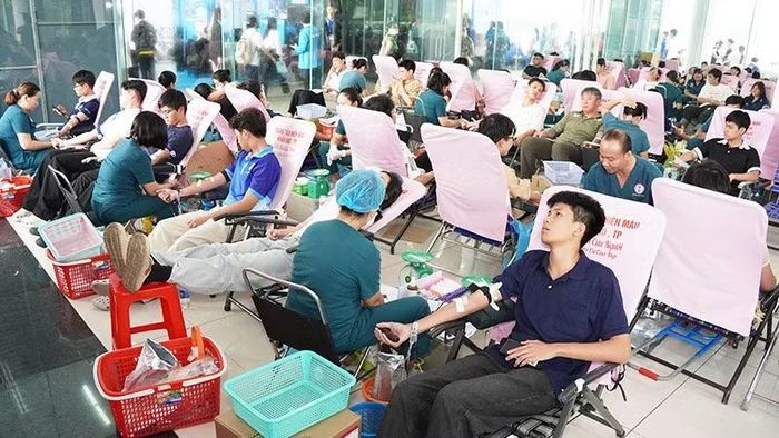 Tân sinh viên, học sinh tham gia hiến máu tình nguyện tại ngày hội.