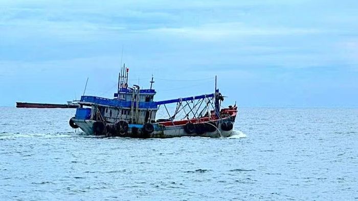 Tàu cá LA-99095-TS chở hơn 40.000 lít dầu không rõ nguồn gốc bị Hải đội biên phòng 1 hiệu lệnh kiểm tra. (Ảnh: HOÀNG TÁ)