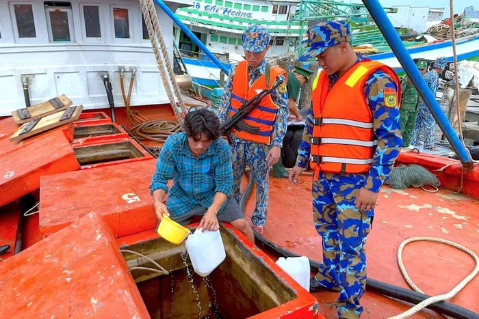 Hải đội Biên phòng 1 lấy mẫu dầu giám định theo quy định của pháp luật. (Ảnh: HOÀNG TÁ)