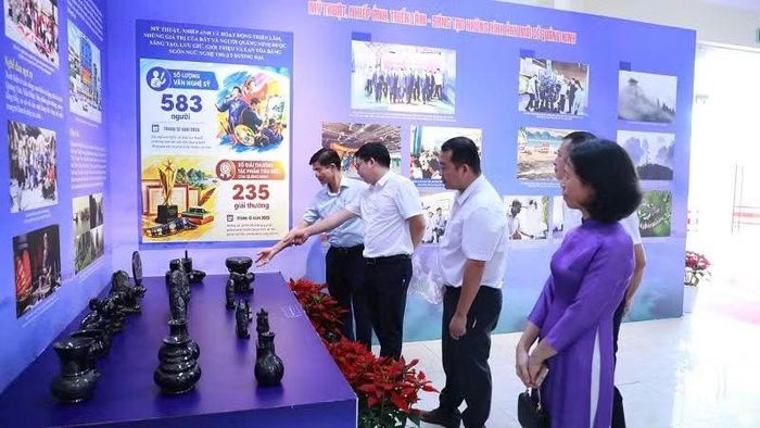 Các đại biểu tham quan các gian trưng bày sản phẩm thủ công mỹ nghệ, sản phẩm văn hóa, du lịch của Quảng Ninh. (Ảnh: QUANGTHỌ)