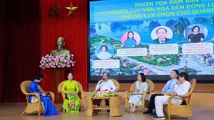 Các đại biểu khách mời tham gia phiên tọa đàm, trao đổi các vấn đề phát triển công nghiệp văn hóa. (Ảnh: QUANG THỌ)