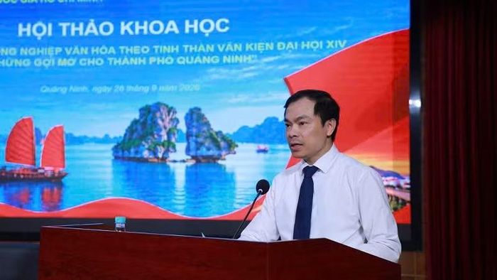 Phó Giáo sư, Tiến sĩ Nguyễn Mạnh Hùng, Phó Giám đốc Học viện Chính trị quốc gia Hồ Chí Minh phát biểu kết luận Hội thảo. (Ảnh: QUANG THỌ)