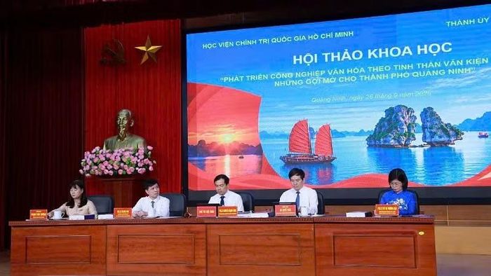Các đồng chí chủ trì Hội thảo. (Ảnh: QUANG THỌ)