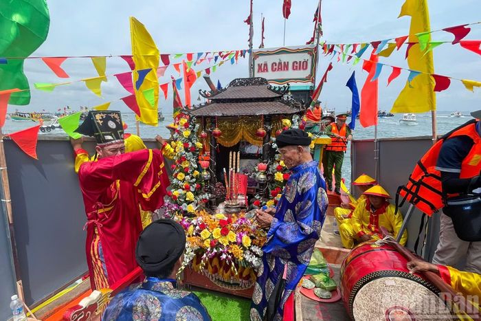  Trên ghe Nghinh Ông, ban nghi lễ của Hội Vạn Lạch Cần Thạnh thực hiện nghi thức Nghinh Ông trên biển.﻿ 