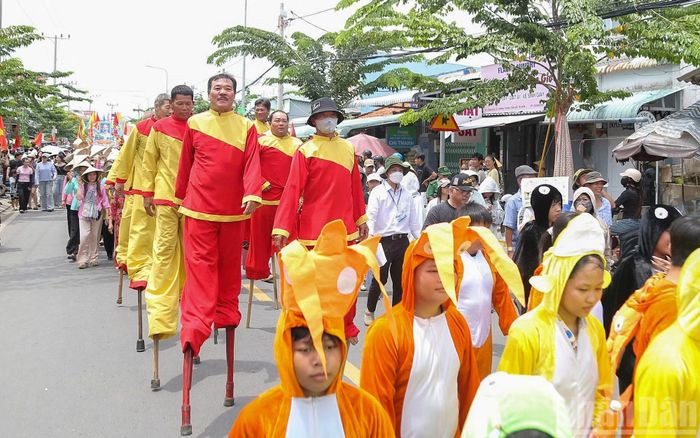 Theo sau kiệu Ông là những binh tướng hộ tống kiệu Ông về.