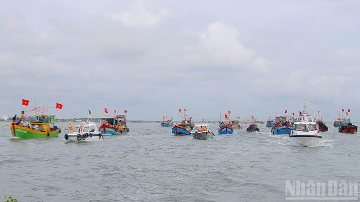 Hàng trăm tàu thuyền vươn khơi trong không khí trang nghiêm để Nghinh Ông. Đây còn là nét đẹp văn hóa, không thể thiếu trong đời sống của người dân Cần Giờ cầu cho mưa thuận gió hòa, vụ mùa bội thu.